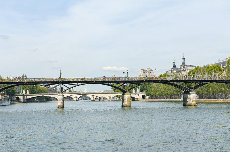 巴黎艺术桥(Pont des Arts)和新桥。塞纳河